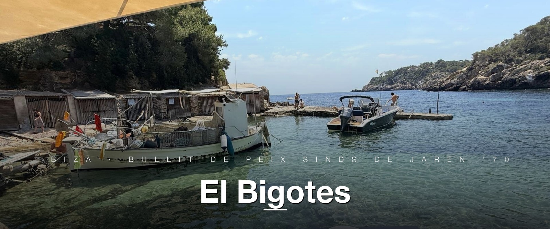 Het terras van El Bigotes met vissersboten in de baai van Cala Mastella, Ibiza
