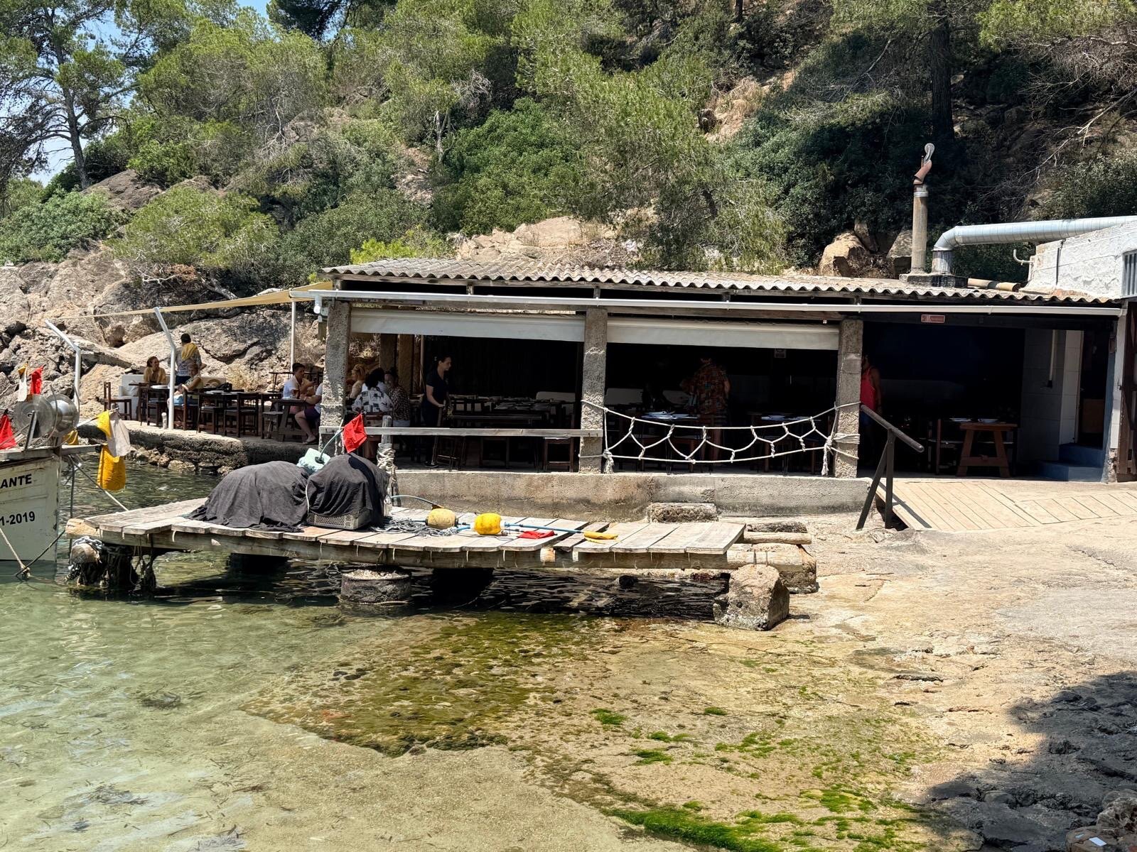 Het houten gebouw van El Bigotes aan de baai van Cala Mastella