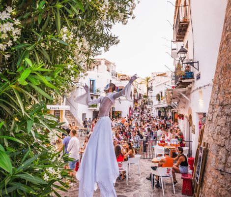 El Olivo Mio in Dalt Vila — gevel met olijfboom