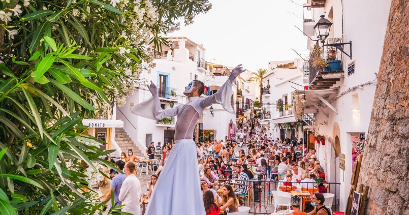 El Olivo Mio in Dalt Vila — gevel met olijfboom