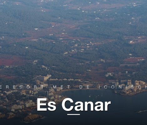 Luchtshot van Es Canar, noordoostkust Ibiza, met de baai en het hotelresort