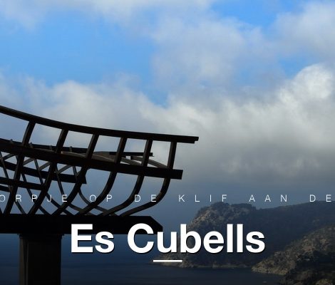 Uitzichtspunt bij Es Cubells met sculptuur en zicht over de zuidkust van Ibiza