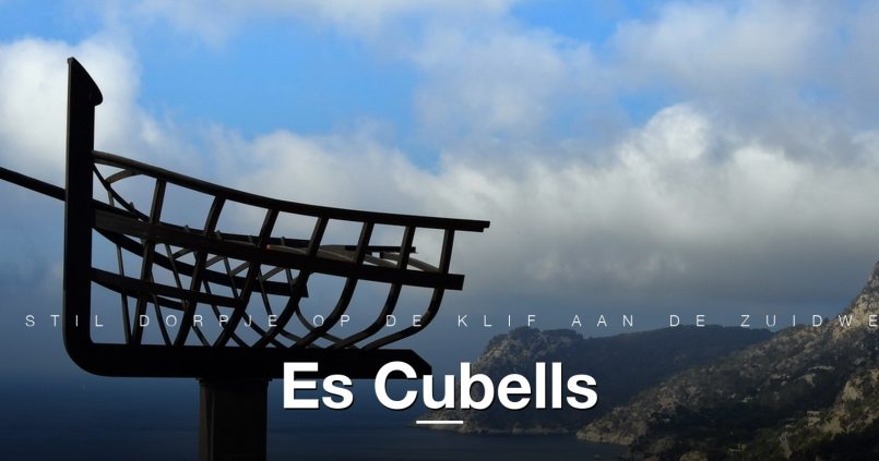 Uitzichtspunt bij Es Cubells met sculptuur en zicht over de zuidkust van Ibiza