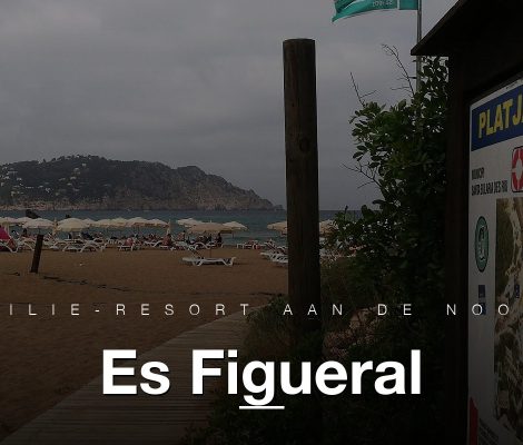 Het strand van Es Figueral met bord en bedjes, noordoostkust Ibiza