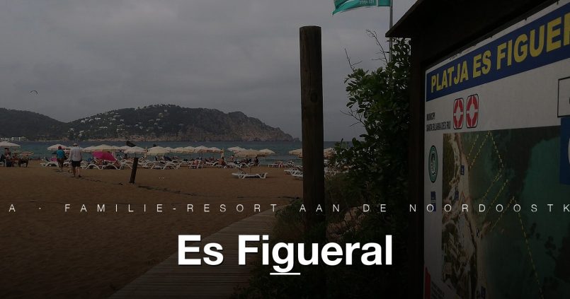 Het strand van Es Figueral met bord en bedjes, noordoostkust Ibiza