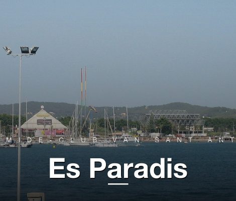 De glazen piramide van Es Paradis gezien vanaf de haven van Sant Antoni, Ibiza