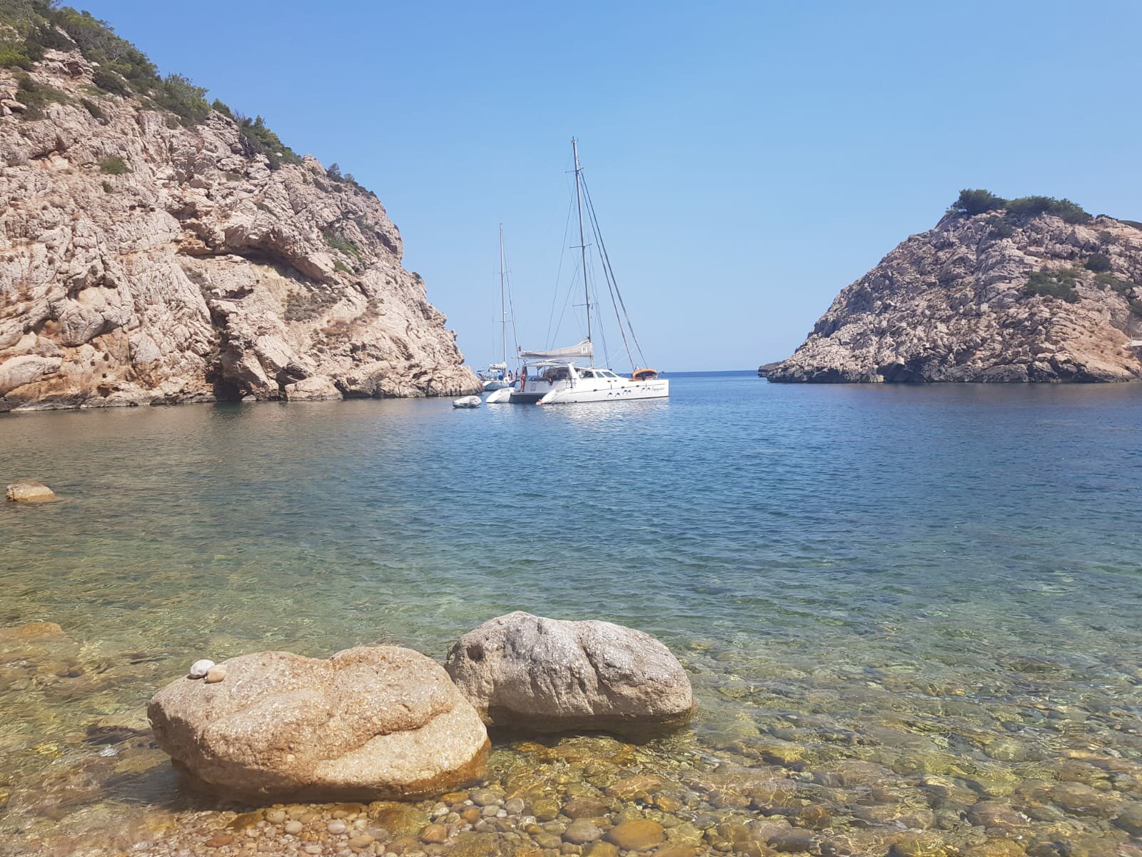 Es Portitxol Ibiza: de verborgen vissersbaai aan de noordkust 2 Catamaran in de baai van Es Portitxol