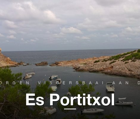 Es Portitxol noordkust Ibiza, verborgen vissersbaai met boten