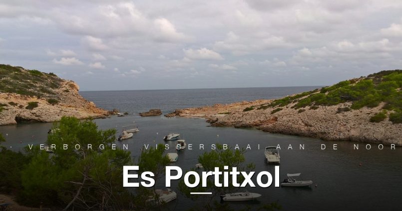 Es Portitxol noordkust Ibiza, verborgen vissersbaai met boten