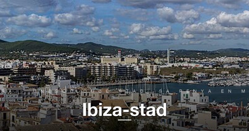 Panorama van Ibiza-stad met haven, Dalt Vila links en marina rechts