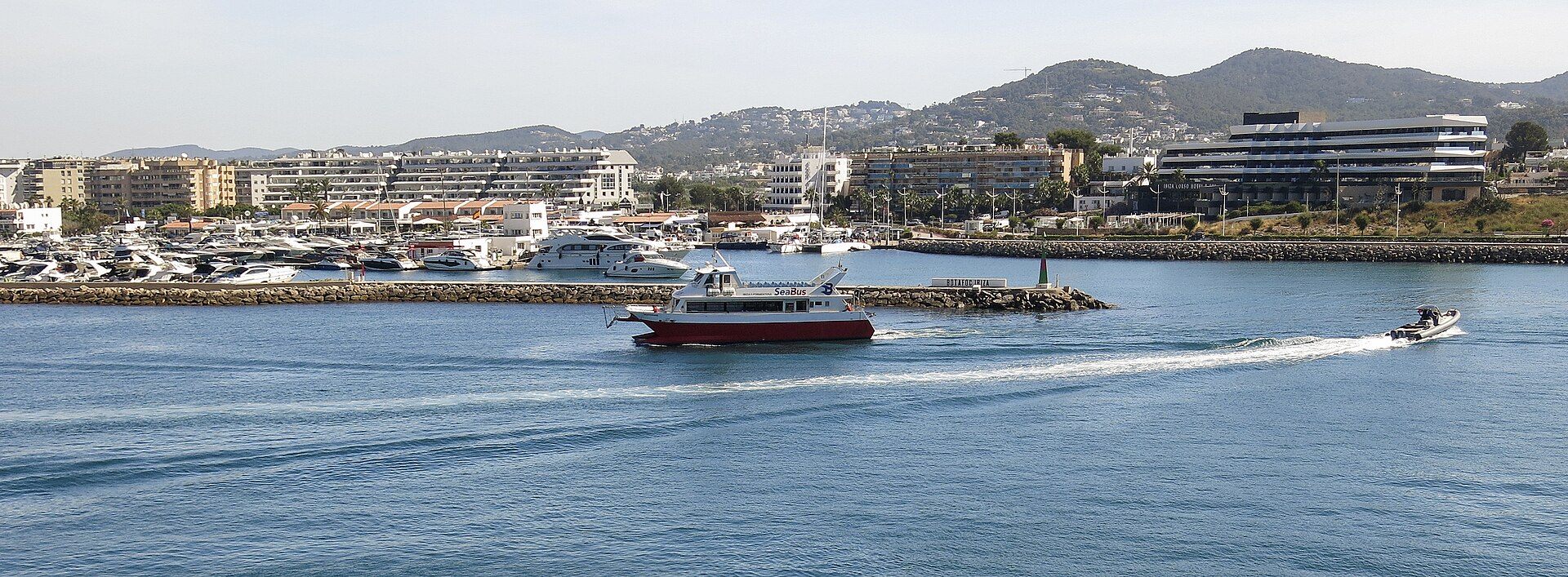 Marina Ibiza met luxe-yachts
