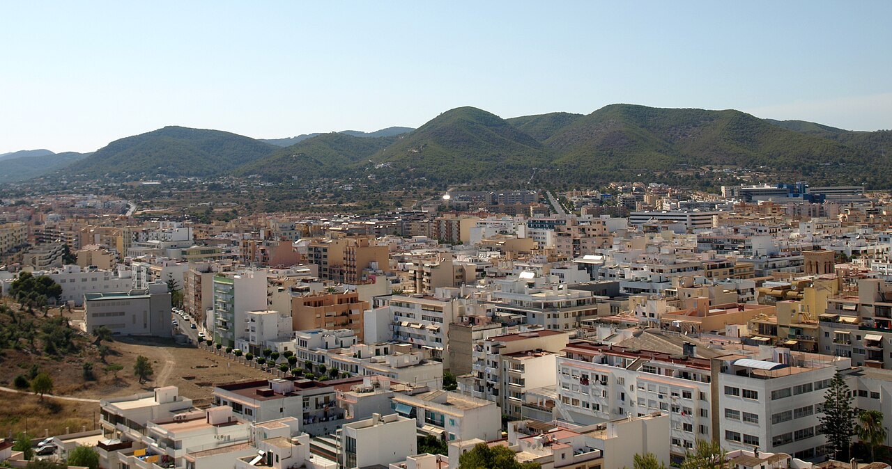 Drukke straat in Ibiza-stad