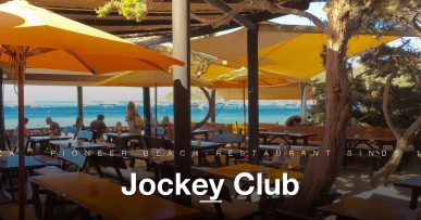 Terras van Jockey Club met gele parasols en pijnboom, Las Salinas Ibiza