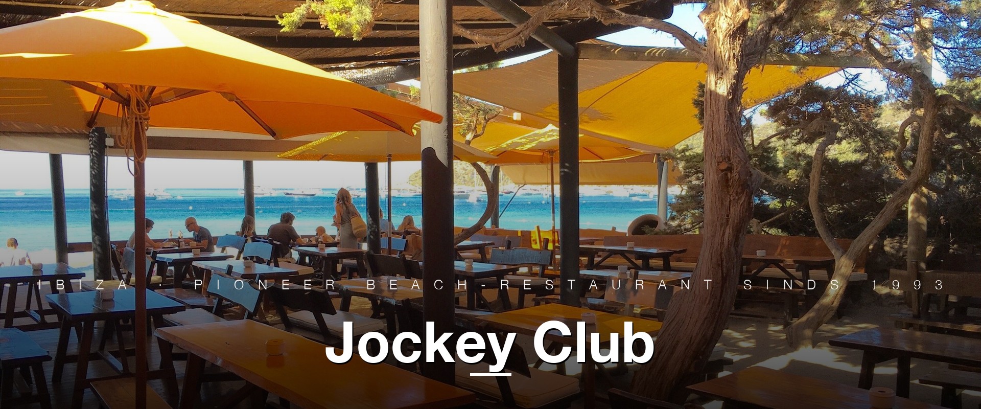 Het terras van Jockey Club met gele parasols, Las Salinas Ibiza