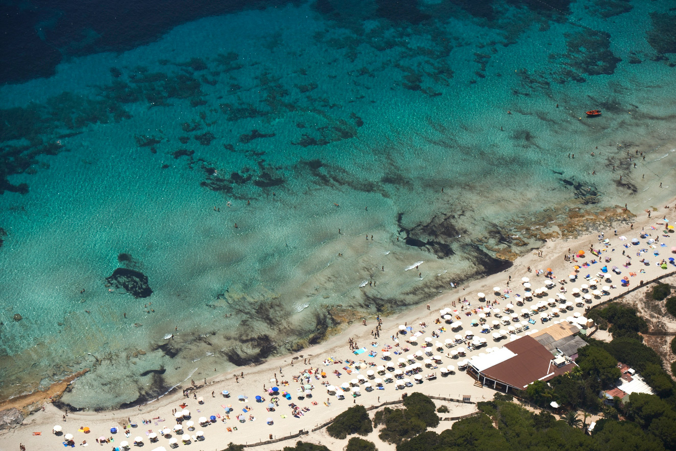 Luchtshot van Jockey Club aan Las Salinas, Ibiza