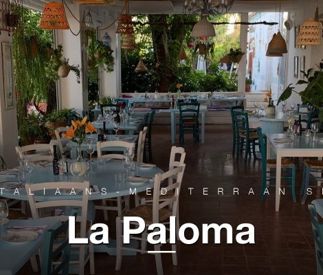 Het interieur van La Paloma in Sant Llorenç de Balàfia, Ibiza, met turquoise stoelen en hangende rieten lampen
