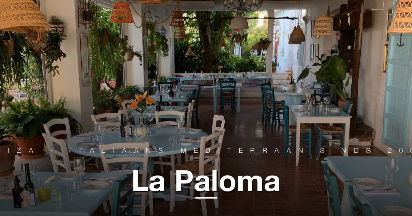 Het interieur van La Paloma in Sant Llorenç de Balàfia, Ibiza, met turquoise stoelen en hangende rieten lampen