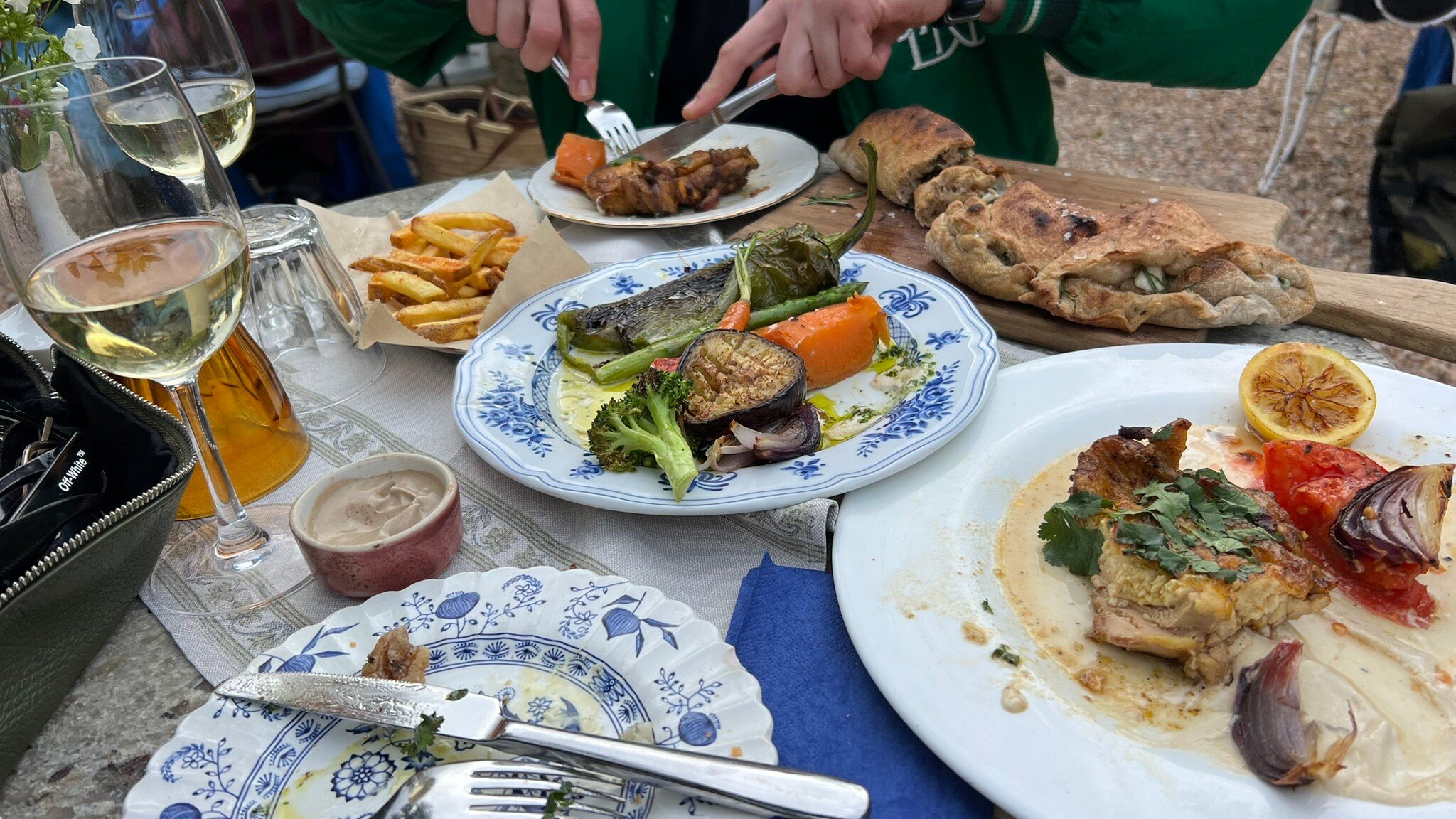Tafel met meerdere gerechten en witte wijn bij La Paloma