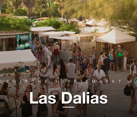 Overzicht van Las Dalias hippiemarkt vanuit hoogte, met witte tenten en bezoekers
