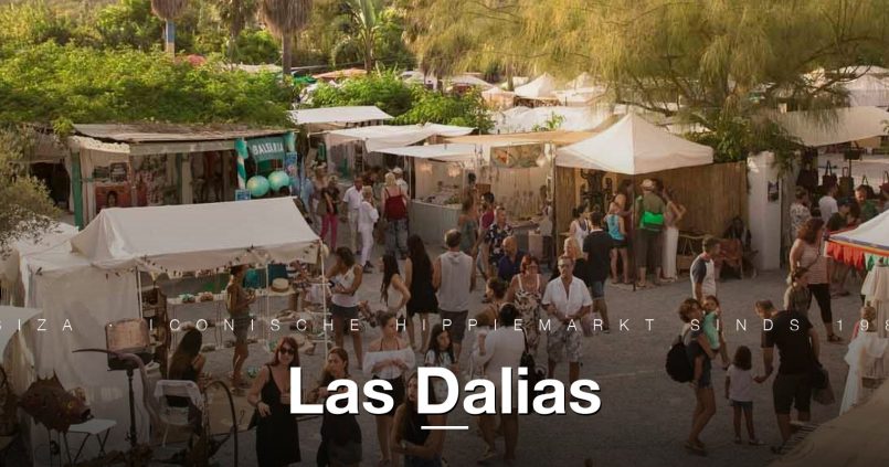 Overzicht van Las Dalias hippiemarkt vanuit hoogte, met witte tenten en bezoekers