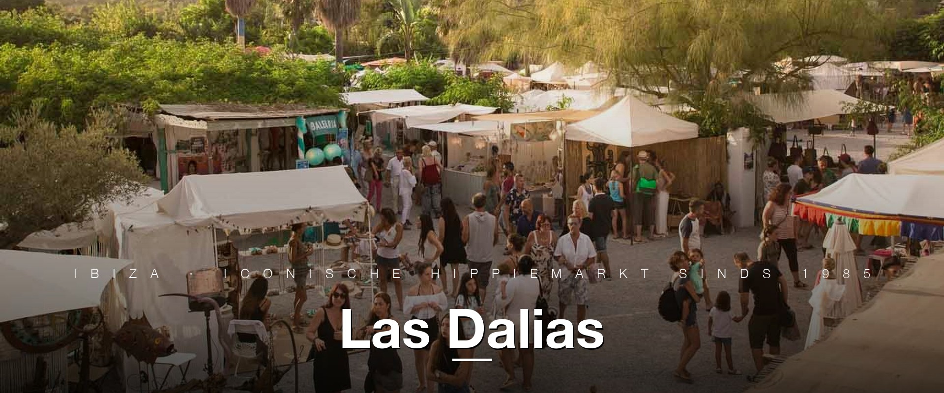 Overzicht van Las Dalias hippiemarkt in Sant Carles, Ibiza