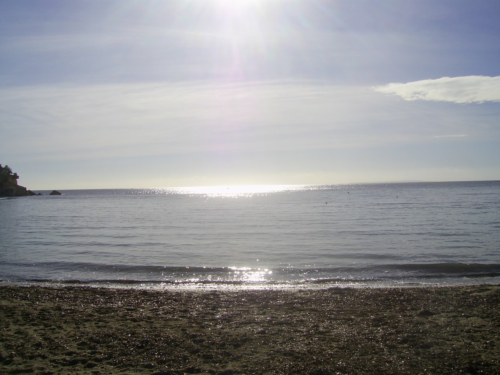 De Middellandse Zee bij Niu Blau in tegenlicht