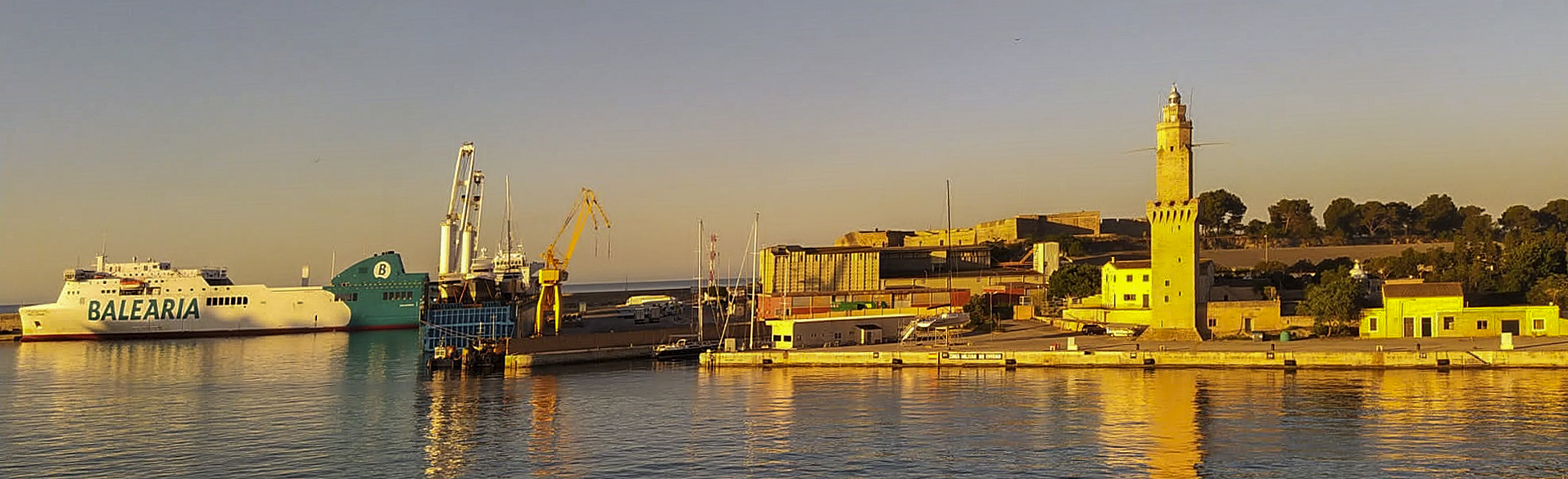 Haven van Palma met ferry en vuurtoren