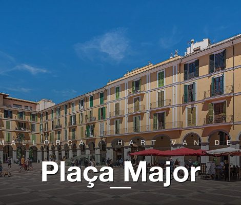 Plaça Major in Palma de Mallorca met gele gevels, groene luiken en terrasjes