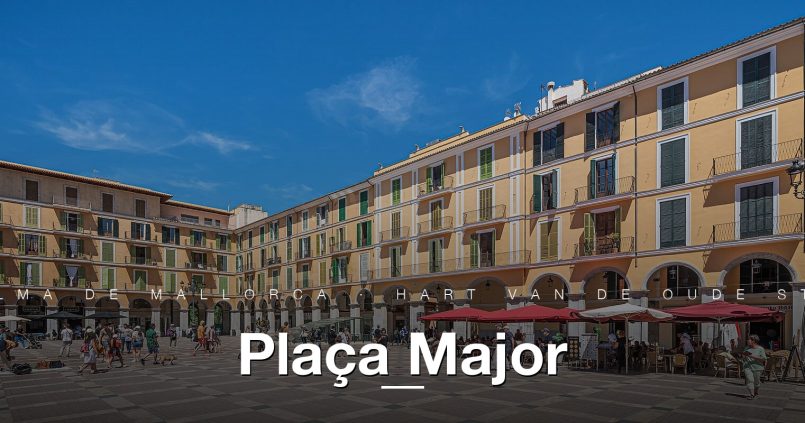 Plaça Major in Palma de Mallorca met gele gevels, groene luiken en terrasjes