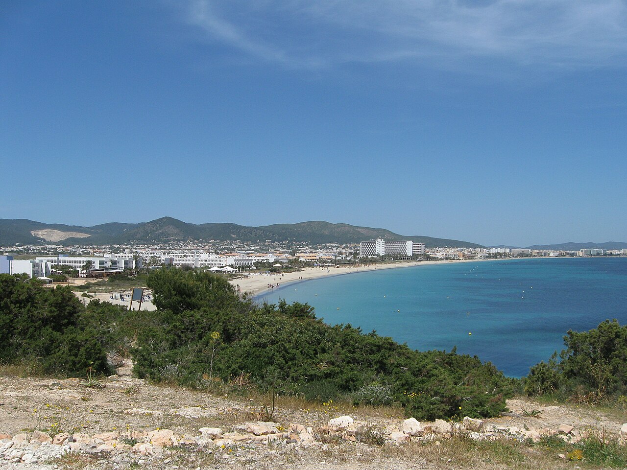Het strand van Playa d'en Bossa op Ibiza