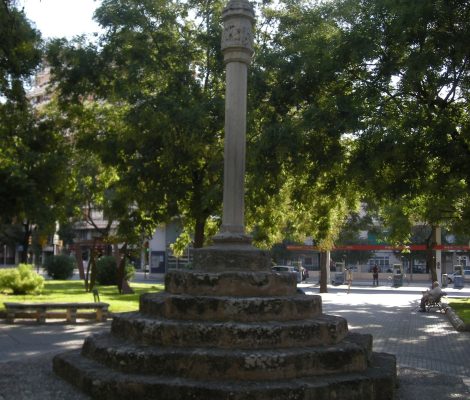 Creu de la Porta del Camp — gotisch kruis op het plein in Palma