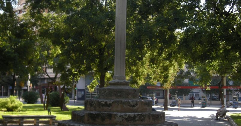 Creu de la Porta del Camp — gotisch kruis op het plein in Palma