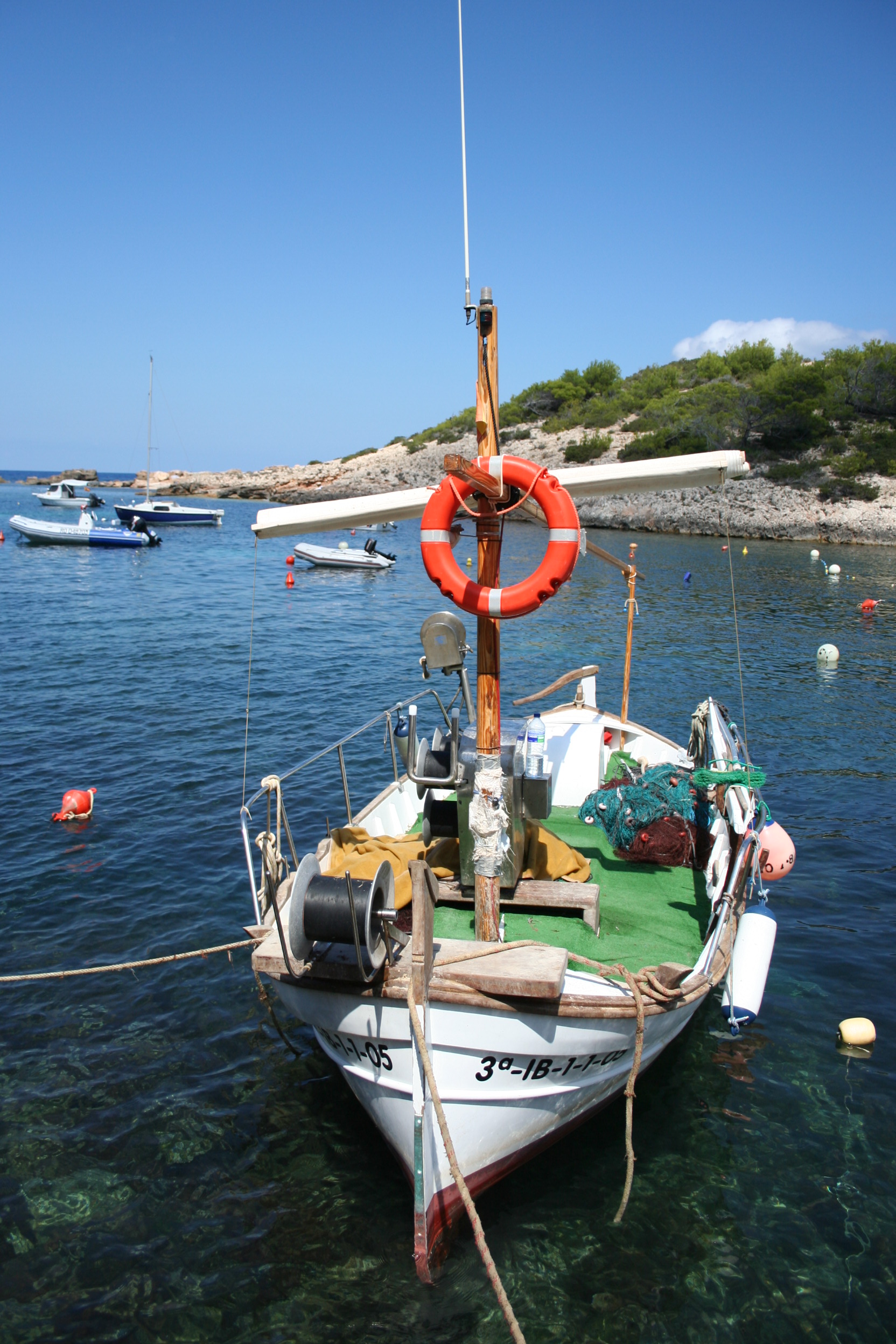 Vissersboot in de baai van Portinatx