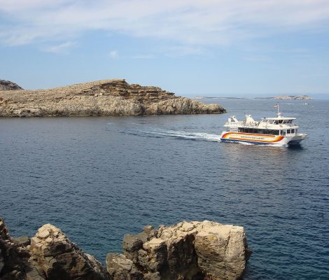 Punta Galera op Ibiza — natuurlijke vlakke rots-platforms aan de westkust waar bezoekers zonbaden en de zonsondergang vieren