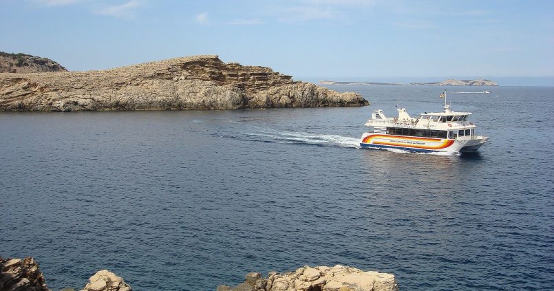 Punta Galera op Ibiza — natuurlijke vlakke rots-platforms aan de westkust waar bezoekers zonbaden en de zonsondergang vieren