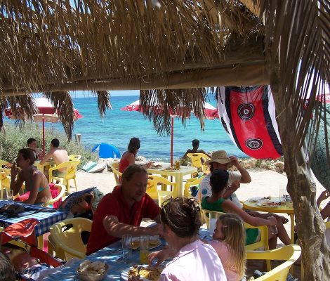 Een authentieke Formentera-strandtent met uitzicht op de turquoise Middellandse Zee