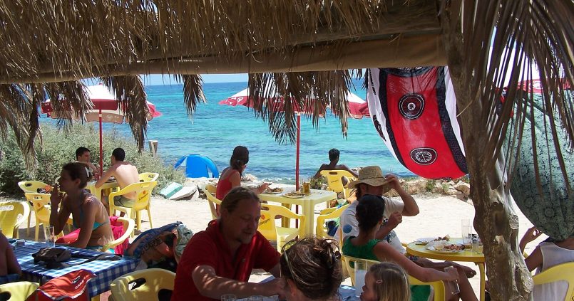 Een authentieke Formentera-strandtent met uitzicht op de turquoise Middellandse Zee