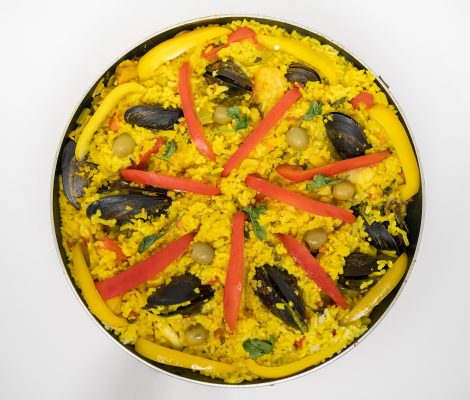 Een klassieke Spaanse zeevruchten-paella — iconische gerecht op Mallorca's restaurantkaart