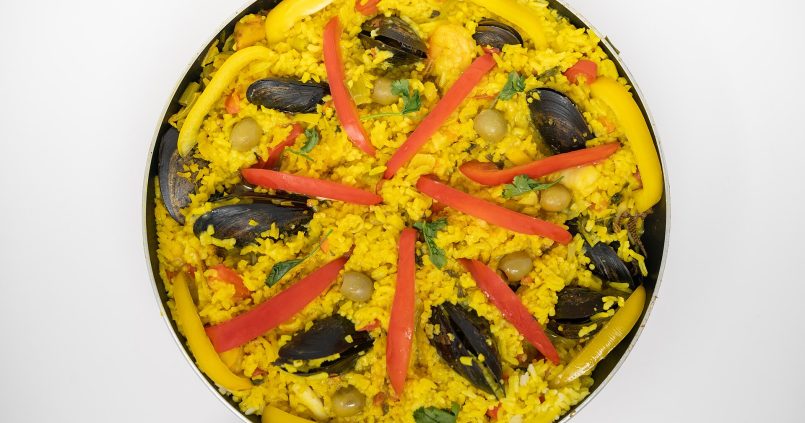 Een klassieke Spaanse zeevruchten-paella — iconische gerecht op Mallorca's restaurantkaart