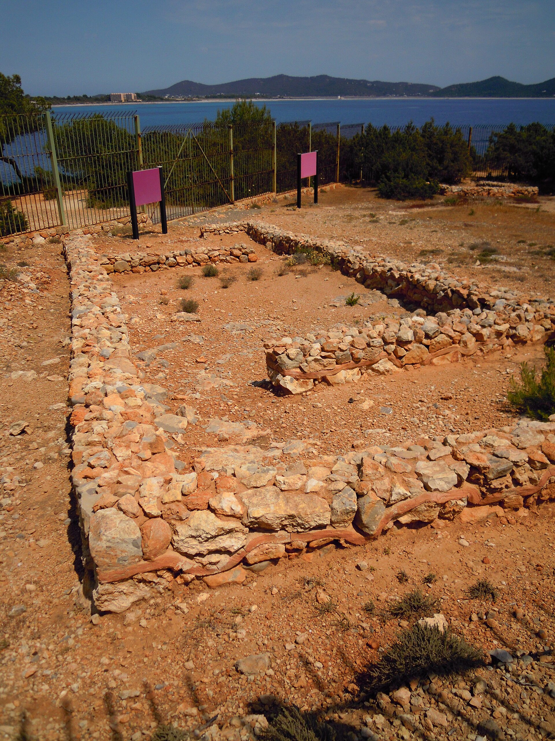 Sa Caleta Ibiza: zuidkust-strand met UNESCO Foenicische nederzetting 2 Foenicische ruines van Sa Caleta
