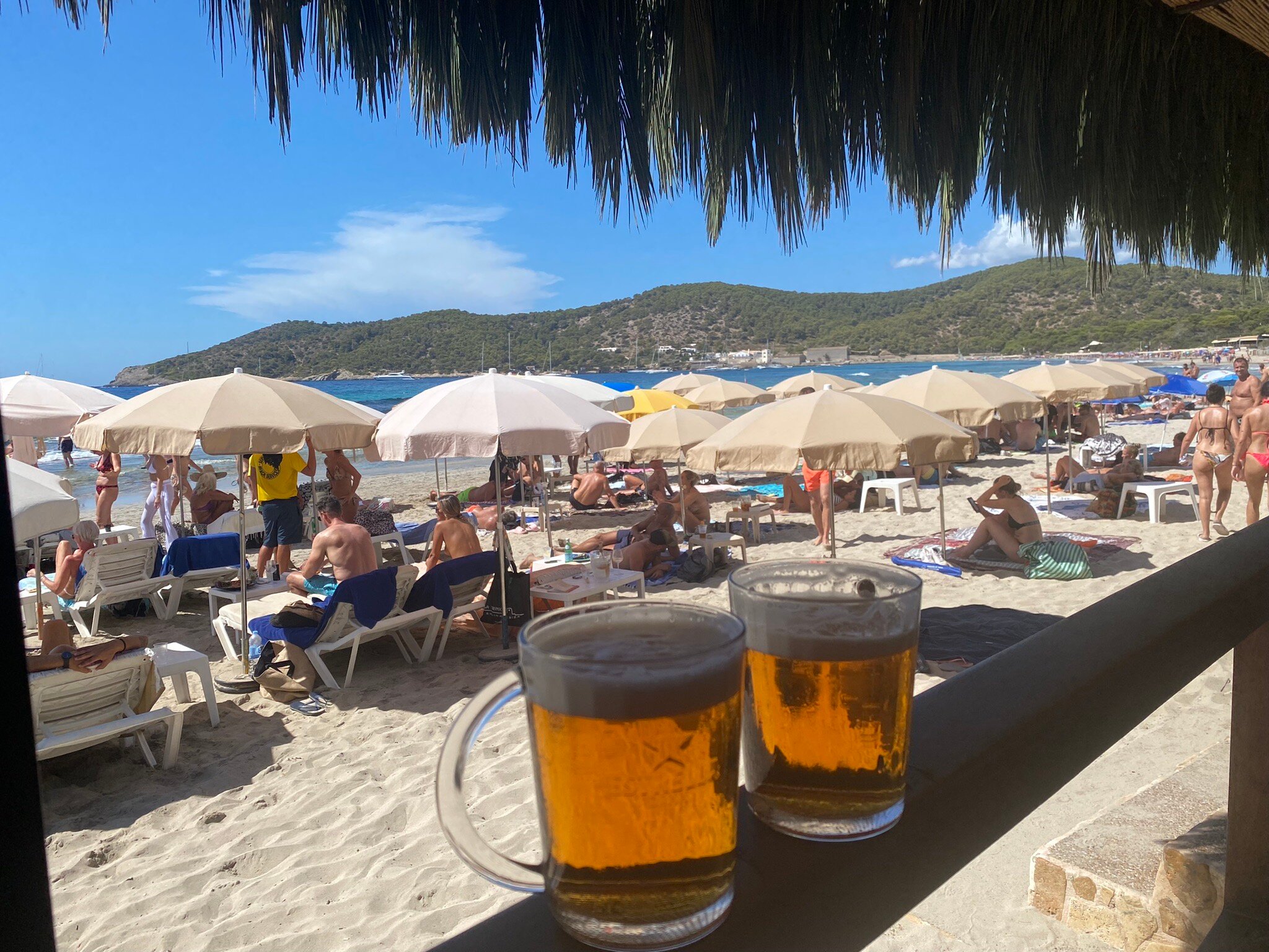 Twee biertjes met zicht op strand bij Sa Trinxa