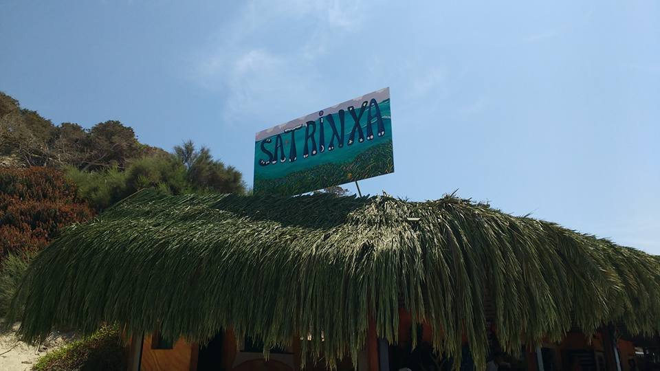 Het iconische Sa Trinxa-bord op het rieten dak