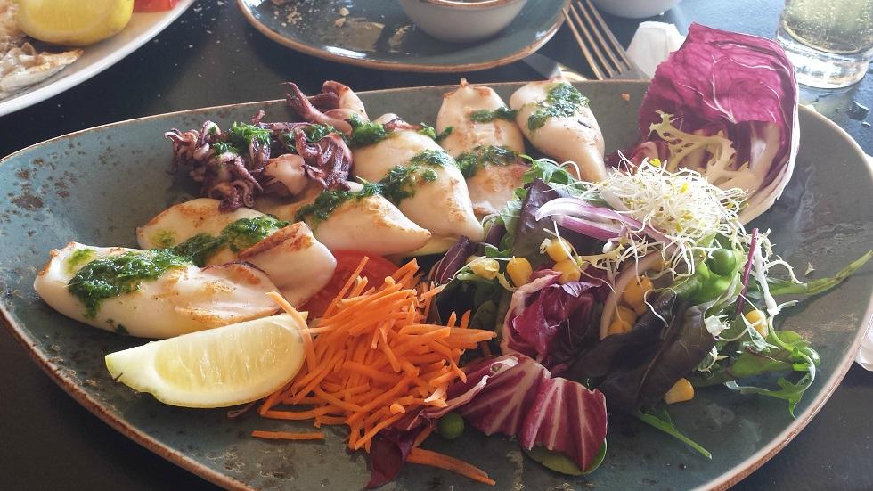 Gevulde inktvis met salade bij Sa Trinxa