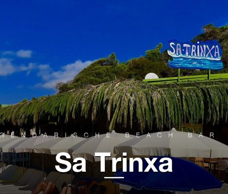 Sa Trinxa beach bar op Las Salinas, Ibiza, met rieten dak en het iconische bord