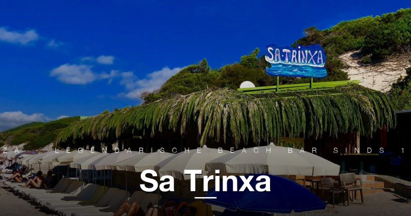 Sa Trinxa beach bar op Las Salinas, Ibiza, met rieten dak en het iconische bord