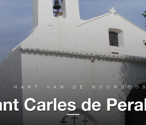 De kerk van Sant Carles de Peralta uit 1785, met witte gevel en porxo, Ibiza