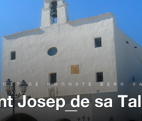 De witte kerk van Sant Josep uit 1731 met klokkentoren en porxo, Ibiza