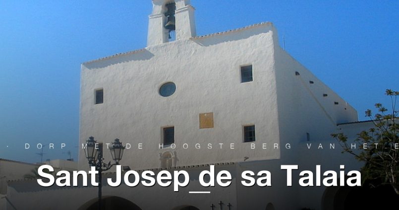 De witte kerk van Sant Josep uit 1731 met klokkentoren en porxo, Ibiza