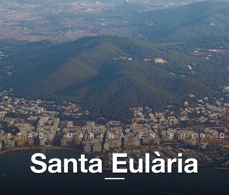 Luchtshot van Santa Eulària des Riu, Ibiza, met marina en de Puig de Missa heuvel