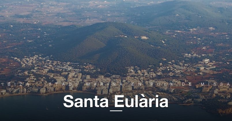 Luchtshot van Santa Eulària des Riu, Ibiza, met marina en de Puig de Missa heuvel